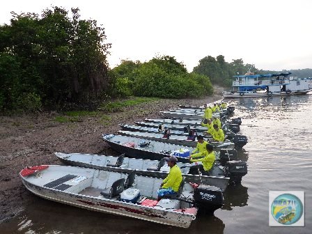 Fotos da cabine de comando e dos equipamentos e pessoal de apoio que acompanham o barco hotel TUMBIRA